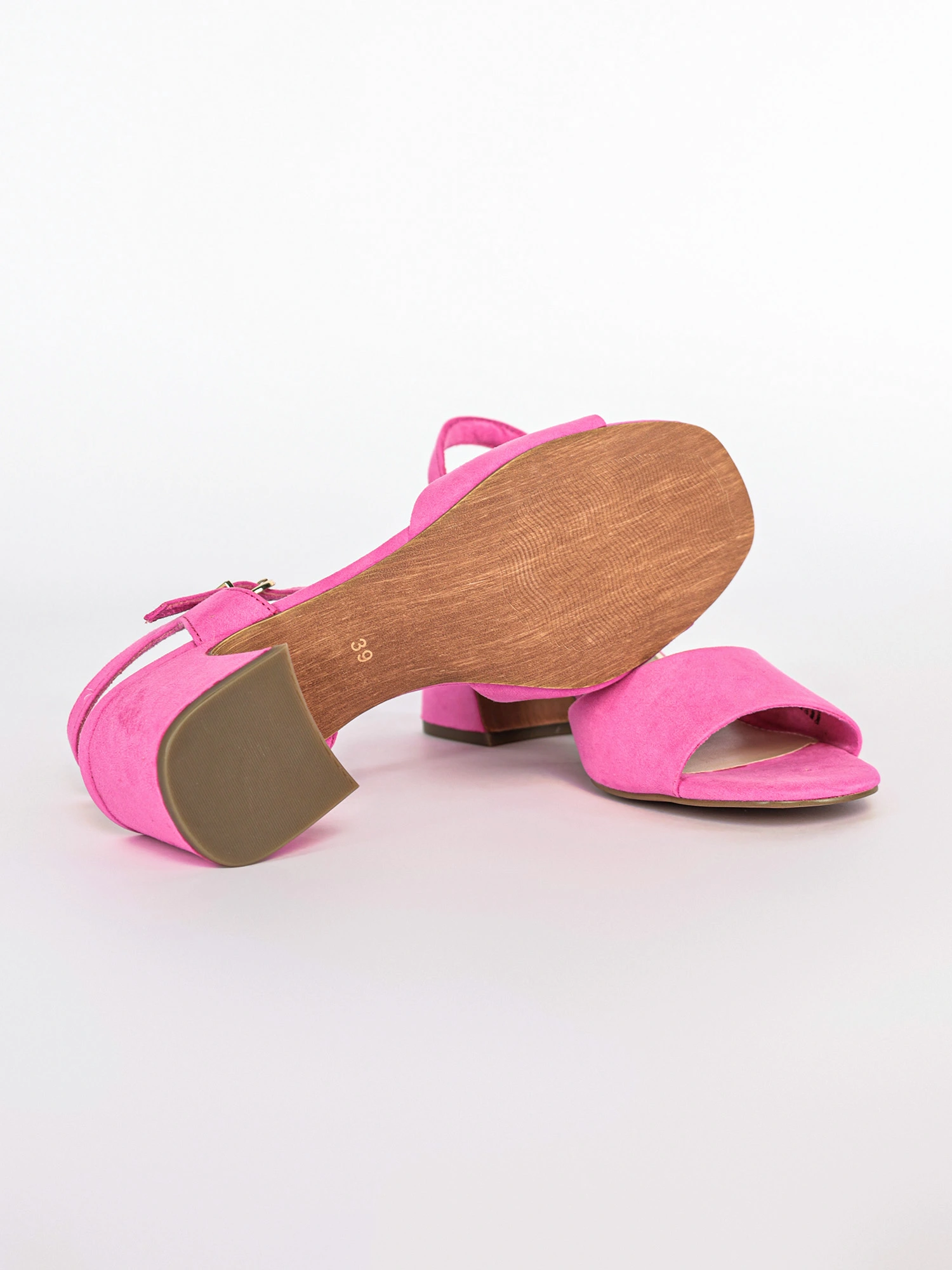 Босоножки яркого розового цвета на блочном каблуке